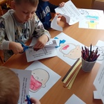 Ludzik zjadający pączki - praca plastyczna.jpg