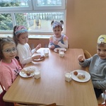 Dzieci jedzą pączki  (3).jpg