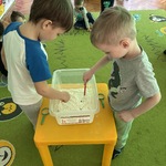 chłopcy szukają szkieletów 3.JPG