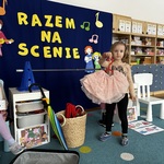 19.dziewczynka wiesza spódniczkę.jpeg
