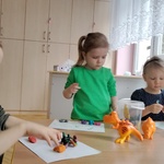 1. Dzieci lepią z plasteliny dinozaury.jpg