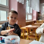 2. Dzieci lepią z plasteliny dinozaury.jpg