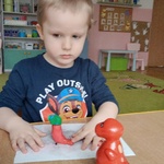 4. Chłopiec lepi dinozaura.jpg
