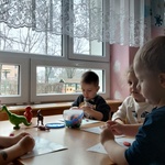 6. Dzieci lepią z plasteliny dinazaury.jpg