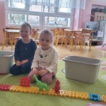 8. Dziewczynki budują z klocków dom dinazaura.jpg