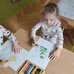 11. Dzieci kolorują dinozaury.jpg