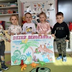 14. Dzieci prezentują plakat Dzień Dinozaura.jpg