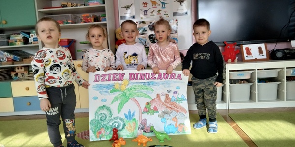 14. Dzieci prezentują plakat Dzień Dinozaura.jpg
