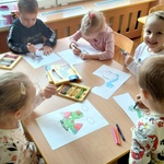 12. Dzieci kolorują dinozaury.jpg