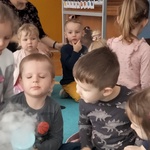 8. Grupa I doświadczenia z suchym lodem.jpg