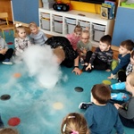 12. Grupa I doświadczenia z suchym lodem.jpg