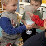 chłopiec dotyka pary.JPG