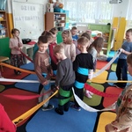 Dzieci bawią się z wiatrakiem matematycznym.jpg