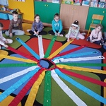 Dzieci bawią się z wiatrakiem matematycznym1.jpg