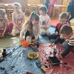 Dzieci sieją trawę w kubeczkach.jpg