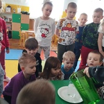 Dzieci wykonują eksperyment2.jpg