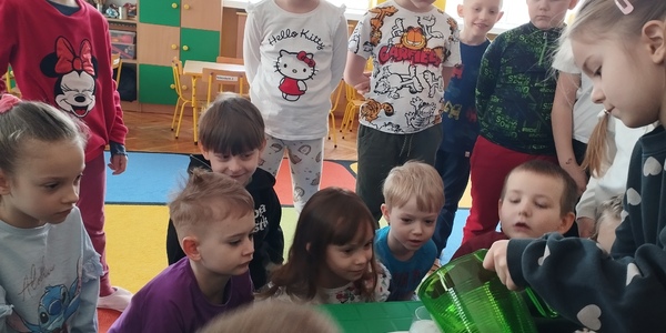 Dzieci wykonują eksperyment2.jpg