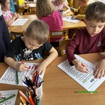 dzieci pracują z kartą pracy.jpeg