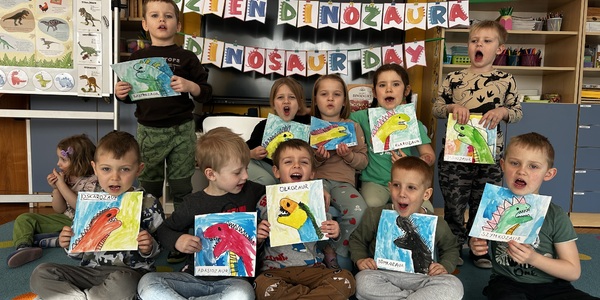 dzieci prezentują prace.jpeg