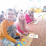 Dzieci ukłądają obrazek z figur geometrycznych wg wzoru (3).jpg