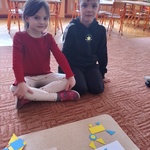 Dzieci ukłądają obrazek z figur geometrycznych wg wzoru (4).jpg