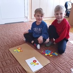 Dzieci ukłądają obrazek z figur geometrycznych wg wzoru (5).jpg