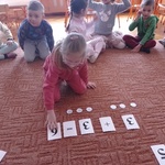 Dziewczynka układa działanie matematyczne.jpg