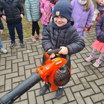 Chłopiec z narzędziem ogrodniczym.jpg