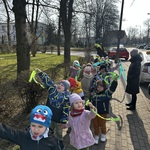 dzieci idą do parku.jpeg