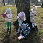 dzieci zaznaczają oznaki wiosny.jpeg