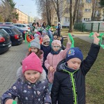 Dzieci idą do parku.jpg