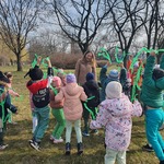 Zabawa w parku z wstążeczkami (2).jpg