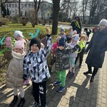 dzieci machają wstążeczkami.jpeg