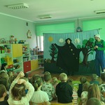 Dzieci oglądają przedstawienie.jpg
