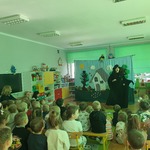 Dzieci oglądają prezdstawienie.jpg
