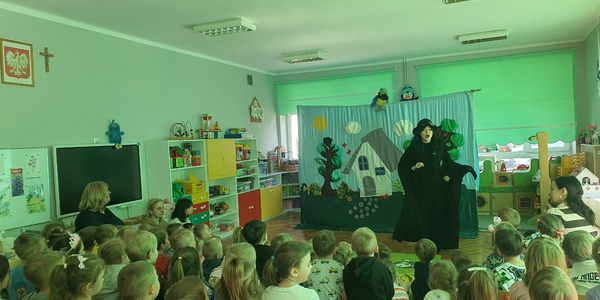 Dzieci oglądają prezdstawienie.jpg