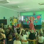 Dzieci oglądają spektakl.jpg