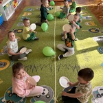 dzieci siedzą.JPG
