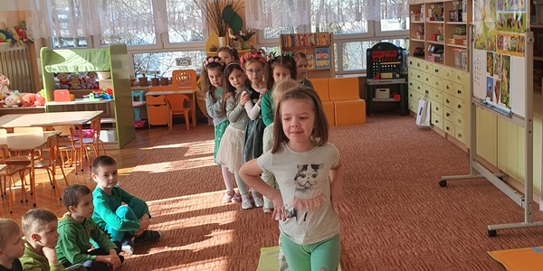 Dzieci w roli medeli prezentują stroje.jpg