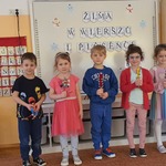 Dzieci śpiewają piosenkę.jpg