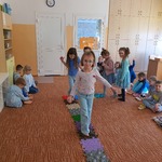 Dzieci idą pościeżce sensorycznej.jpg