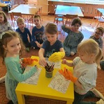 Dzieci kolorują obrazek w rękawicach (2).jpg