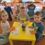 Dzieci kolorują obrazek w rękawicach (3).jpg