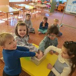 Dzieci szukają w ryżu ukrytych przedmiotów.jpg