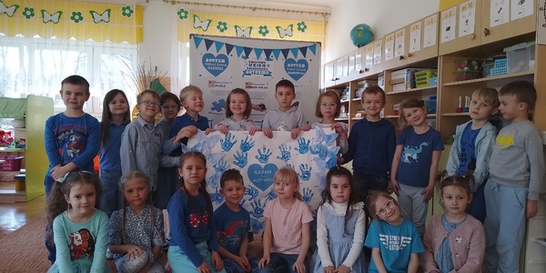 Dzieci z plakatem.jpg
