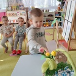 7. Chlopiec losuje zagadkę.jpg