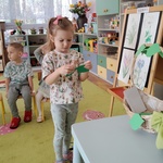 9. Dziewczynka otwiera kartkę z zagadką.jpg