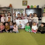 15. Dzieci prezentują plakat - Pani Wiosna.JPG