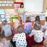 Mama Oliwii czyta książkę.jpg