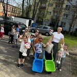 dzieci z panią wychodzą na plac.jpeg